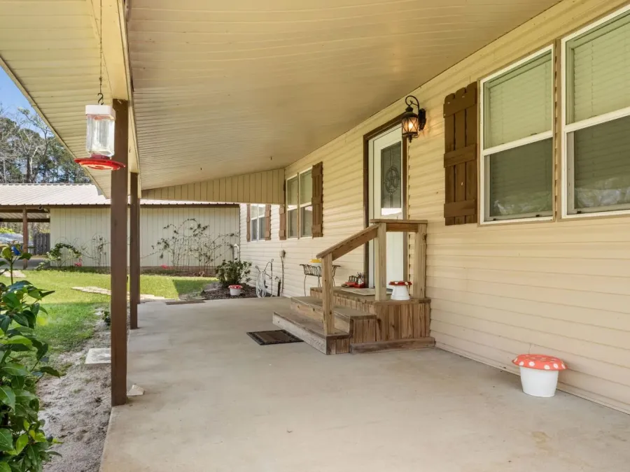 The front porch of Toledo Bend Serenity The front porch of Toledo Bend Serenity