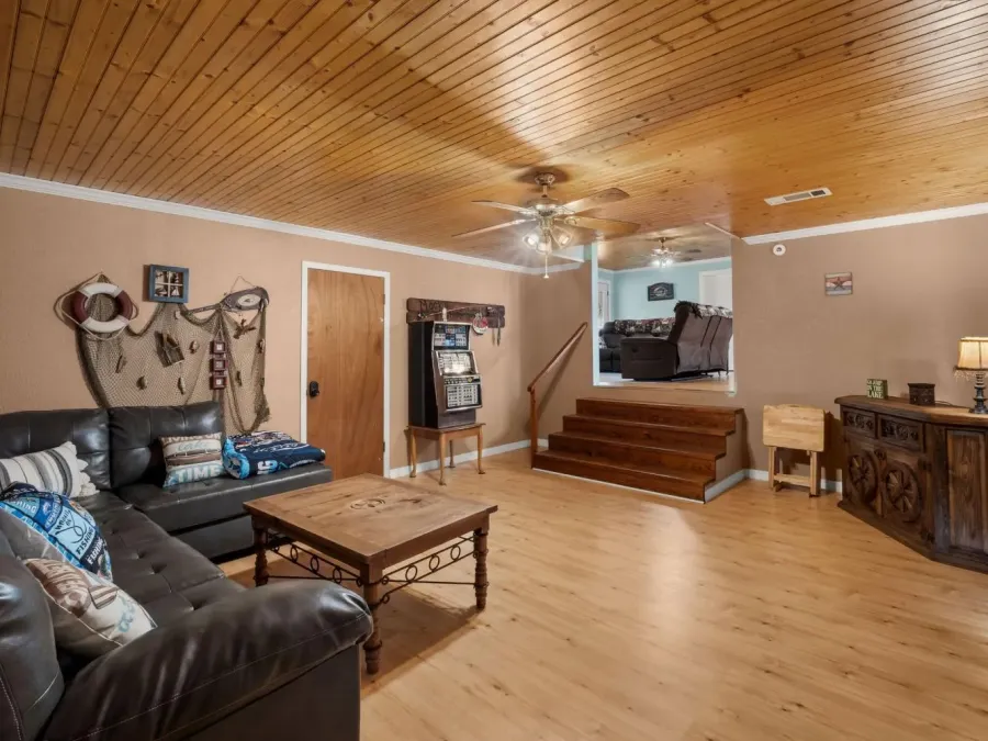 This house is well-decorated with a lakehouse feel This house is well-decorated with a lakehouse feel